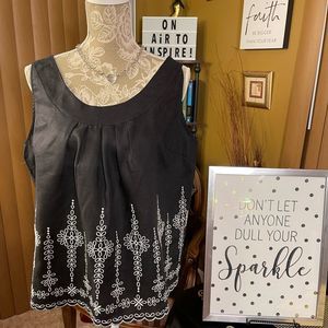 🔥👚🔥 LINEN LOVELY ❤️ Cute little top! She’s ready for the summer!